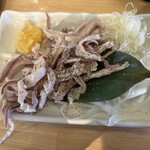 音鶏家 高円寺店 - ガツ刺し。ニンニク醤油でオーダーしたが大正解！薬味にネギと生玉ねぎが添えられているのが、食べ方をわかっているという感じ！薬味と相まって食感が抜群！