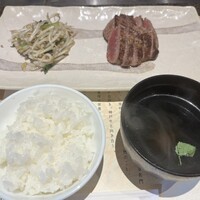 はかたの桜華 本店 - 厳選国産牛赤身ランチステーキセット　レギュラーサイズ　1,480円（税抜）