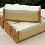 チーズケーキオッコ - カットチーズケーキ450円/はしっこ400円