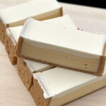 チーズケーキオッコ - カットチーズケーキ450円/はしっこ400円