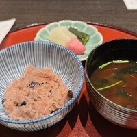 源氏香 - お赤飯は程よい塩加減、モチモチ柔らかい