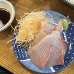 日本栄光酒場 ロッキーカナイ - カンパチ刺し！歯応えの良さに、鮮度を感じる！！