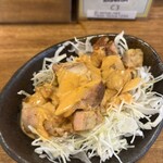 日本栄光酒場 ロッキーカナイ - お通しは、千切りキャベツに乗ったチャーシューorローストチキン?!  オーロラソースとのマッチングが素晴らしく、量感もしっかりで、これだけでも美味しく飲める！！