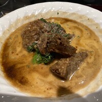 鉄板 源 - 牛すじ赤ワイン煮込み、あっふ