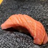 鮨 双海 - ⑤本鮪中トロ《腹トロ》(青森県産)
                  日本近海本鮪の産卵は春～夏、旬は初秋～冬
                  しっかりサシが入り脂のりも良く、旨みの主張があり良い感じなのですが、微かながら筋を感じました、残念