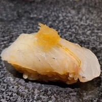 鮨 双海 - ②平鱸
                産卵は冬~春、旬は秋~冬、沖磯のサラシを好む
                鱸の様に汽水域に居ないので泥臭くない
                淡白なスッキリとした旨みがあります
                少し寝かせてあり身が軟らかくて食べ易い