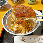 新玉亭 - ご飯の中程にも1切入っています