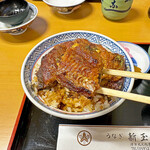 新玉亭 - 特上丼は４切＋１切の５切（1匹分）載っています