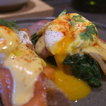 WOODBERRY COFFEE ROASTERS - エッグベネディクト(ハーフ&ハーフ)＠税込1,718円：ベーコン＆サーモン