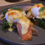 WOODBERRY COFFEE ROASTERS - エッグベネディクト(ハーフ&ハーフ)＠税込1,718円：ベーコン＆サーモン