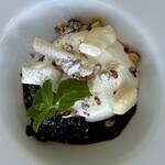 カステリーナ - クリームダンジュ　ブルーベリーソース添え