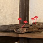 楽の蔵　レストランChez tomo. - 所々に置かれたキノコの照明がカワイイ