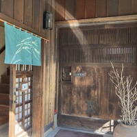 楽の蔵　レストランChez tomo. - 店舗入口    左の入口は2階にギャラリーがあります