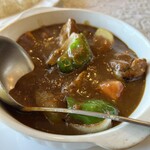 キッチン ポンム・ドゥ・テール - チキンと野菜のカレー