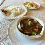 キッチン ポンム・ドゥ・テール - チキンと野菜のカレー
