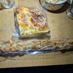 MITAKI PAIN - 自分用のブルーチーズとくるみとはちみつのパン。生のブルーチーズは苦手なのに、パンの上に乗せて焼かれると大好物( ≖ᴗ≖​)