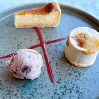 メインダイニング シーホース - 4. 柚子のチーズケーキ、りんごとキャラメルのムース、小豆アイスラズベリーソース掛け