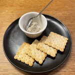 イサナブルーイング ブルワリー&ロースタリー - いぶりがっこクリームチーズ with クラッカー