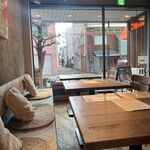 オーケーカリー スパイスキッチン - 店内　外を見る