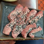 喜楽亭 - 分厚めの塩タン