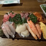 やきとり半次郎 - 刺身盛りは皿から出そうなくらいの量