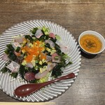 泊舟 - 海鮮サラダ１６００円。真鯛、カンパチなどお刺身たっぷりです