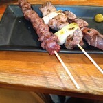 馬肉酒場 馬鹿うま精肉店 - 串焼き(馬モモ、馬ハラミ、馬ハツ)