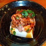 馬肉酒場 馬鹿うま精肉店 - お通し(絹ごし豆腐 馬肉ミンチのせ)