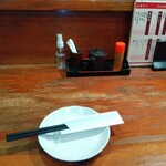 馬肉酒場 馬鹿うま精肉店 - カウンター席のテーブル