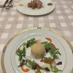 サラマンジェ ド イザシ ワキサカ - 貧乏人のパテ、奥はピスタチオ入りリヨン風ソーセージ