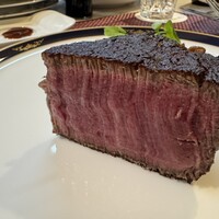 尾乃道 - ステーキを横から。表面カリカリ、中はジューシー
