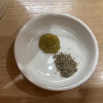 麺屋くろ松 - 味変用（柚子胡椒、胡椒）