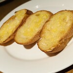 トラットリア ヴィヴァーチェ - ガーリックトースト(3枚) 550円