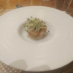 アル・ケッチァーノ  - サーモンとホタテのタルタル　上のスプラウトの食感と辛味が、魚介のおいしさを引き締めていた