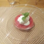 アル・ケッチァーノ  - アイス+イチゴのソース+クリーム　口の中で完成させるタイプ。この方が好みの味になるので、いいかもと感動。