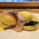 ホテル ザ ミツイ キョウト ラグジュアリーコレクション&スパ - エッグベネディクト 〜スモークサーモンとほうれん草