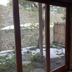 つぼみ - 小さな川のほとりのお店。外にも出られます。