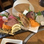 いろり家　別邸 - 刺身盛合せ（マグロ、鰤、甘エビ、カツオ、タイ）