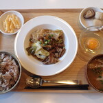 トーコーキッチン - 牛すきやき 副菜二品、豚汁、ご飯