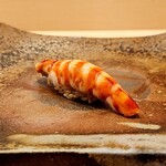 鮨 奥 - 車海老 家人の横から手を伸ばして撮りました