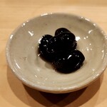 鮨 奥 - 黒豆  大将にお話を伺ったら「蒸し」だそう…技ありです