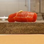 寿司赤酢・望月 - 赤身漬け握り(辛子のせ)