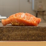 寿司赤酢・望月 - まぐろカマ握り