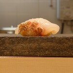 寿司赤酢・望月 - 明石真鯛握り(藻塩とすだち)