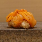 寿司赤酢・望月 - 赤貝握り(貝紐入り)