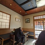 そば処水元やぶ - 落ちついた店内