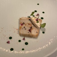 レザンファン ギャテ - 小海老と海老芋の小さなテリーヌ ベルガモットとオレンジの香り　ルコラのソース／燻製のクリーム