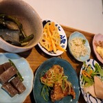 ヒトツキ - コンニャクも、茄子も、竜田揚げも、どれもこれも、さりげないのに味がビシッと決まっています