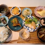 ヒトツキ - 後日、早速再訪しました！小鉢定食(1500円)の全景です