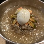 チーズタッカルビ専門店 ホンチュンチョン - 冷麺は細麺で酸味が主体で油がすっきりする感じでした。食べ合わせ的にはメインとの相性は良いですね。